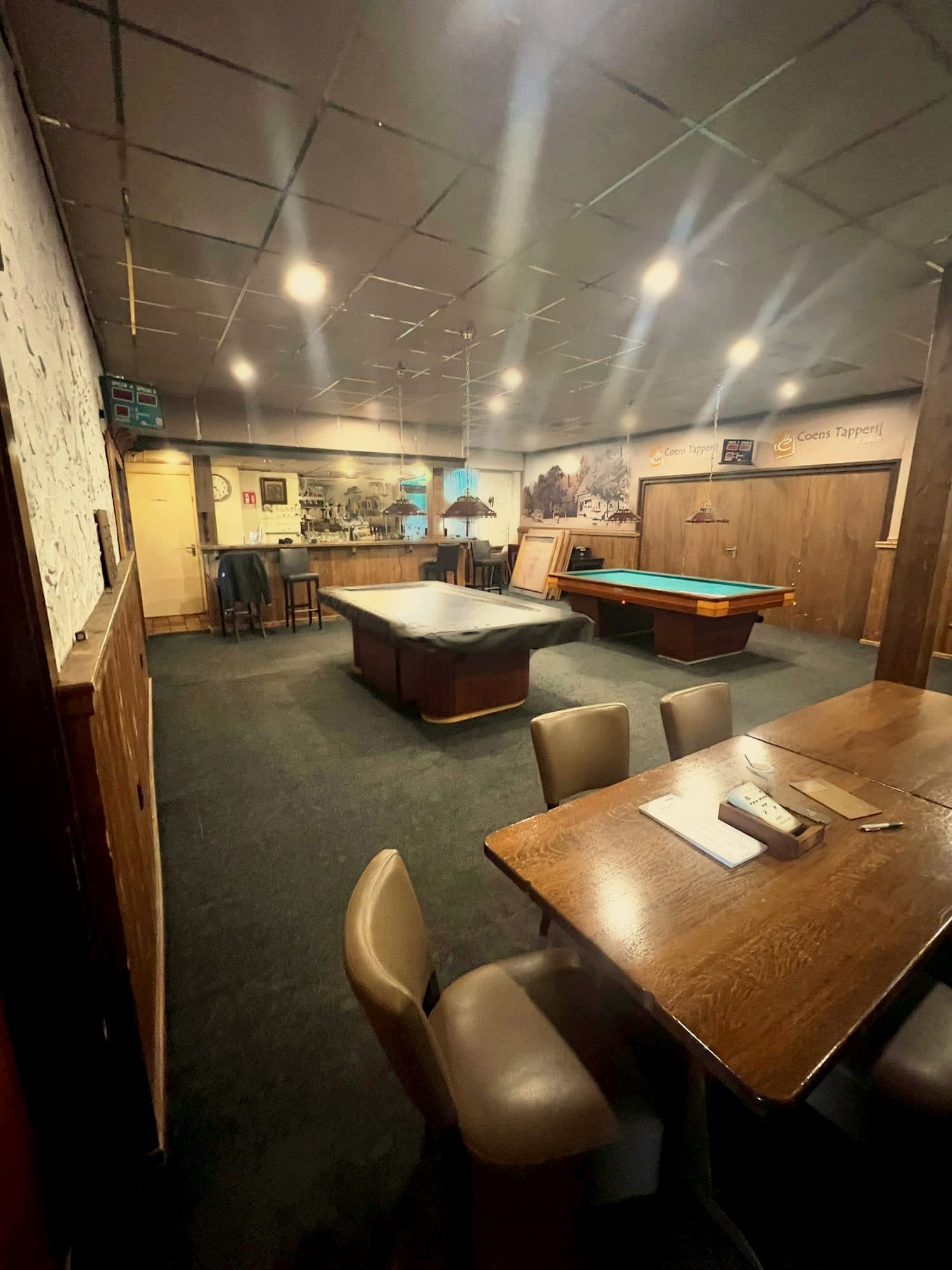 De biljartzaal met bar en twee biljarttafels