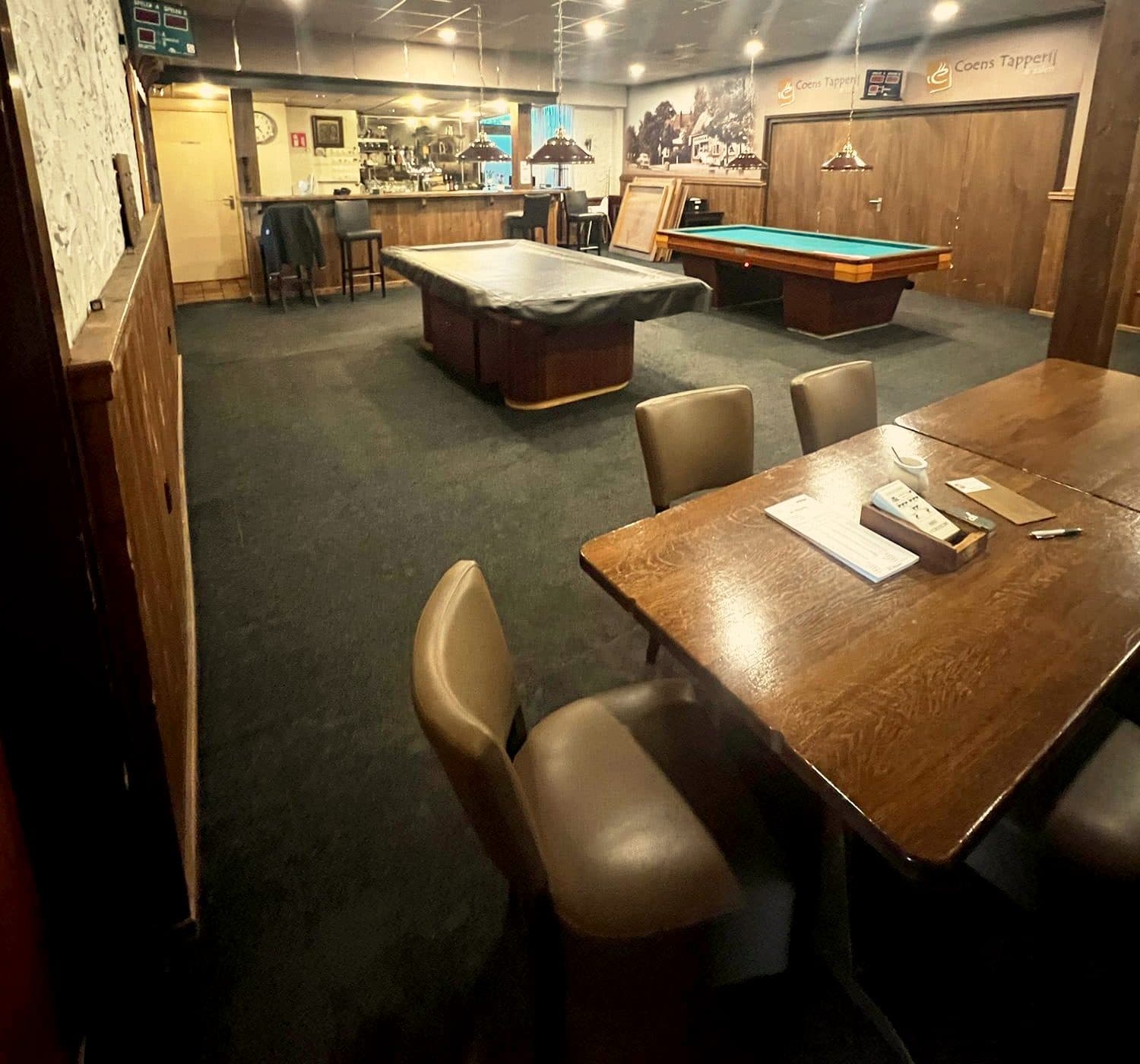 De biljartzaal met bar en twee biljarttafels