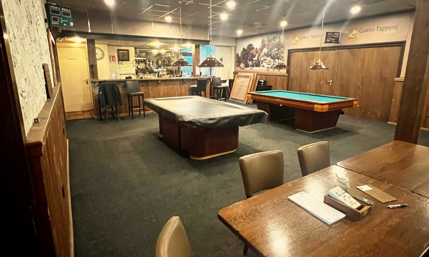 De biljartzaal met bar en twee biljarttafels