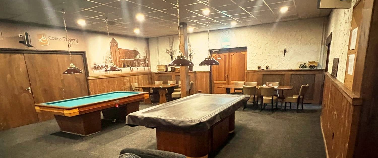 Twee biljarttafels in de biljartzaal