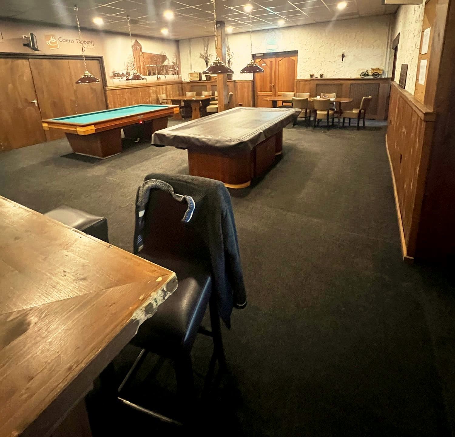 Twee biljarttafels in de biljartzaal