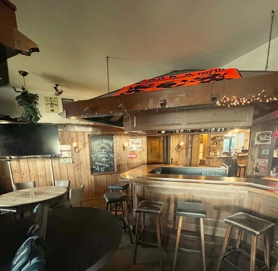 De bar van Coens Tapperij met barkrukken en het krijtbord