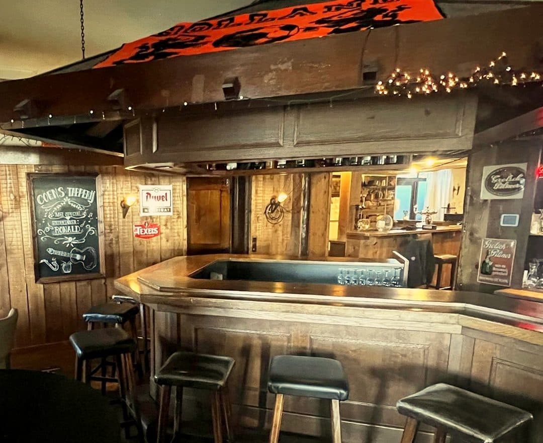 De bar van het bruine café van Coens Tapperij