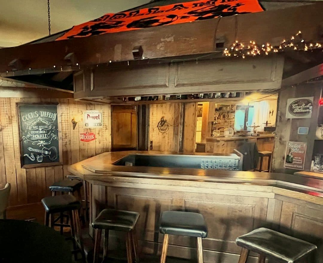 De bar van het bruine café van Coens Tapperij