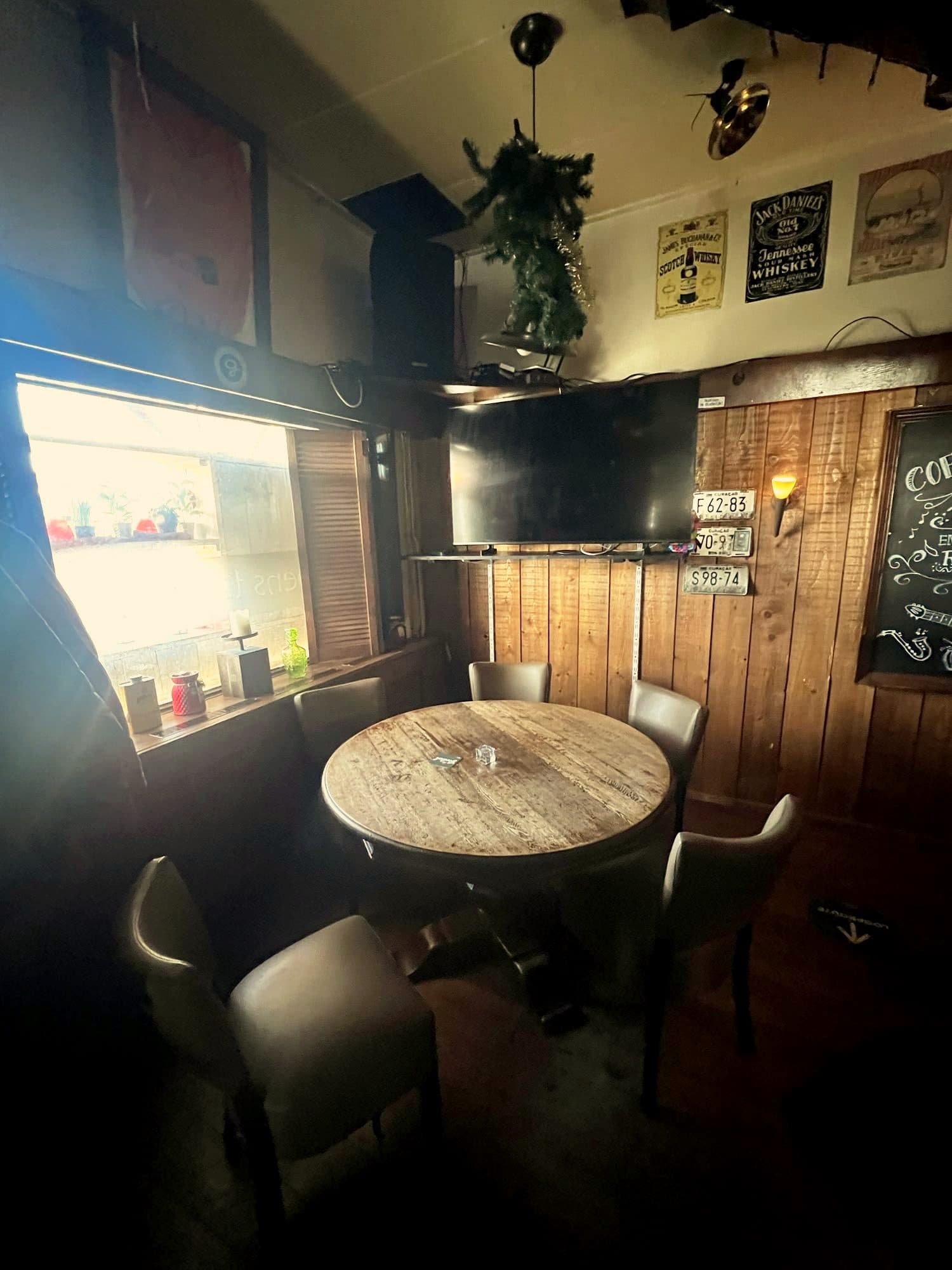 Ronde stamtafel in het bruine café