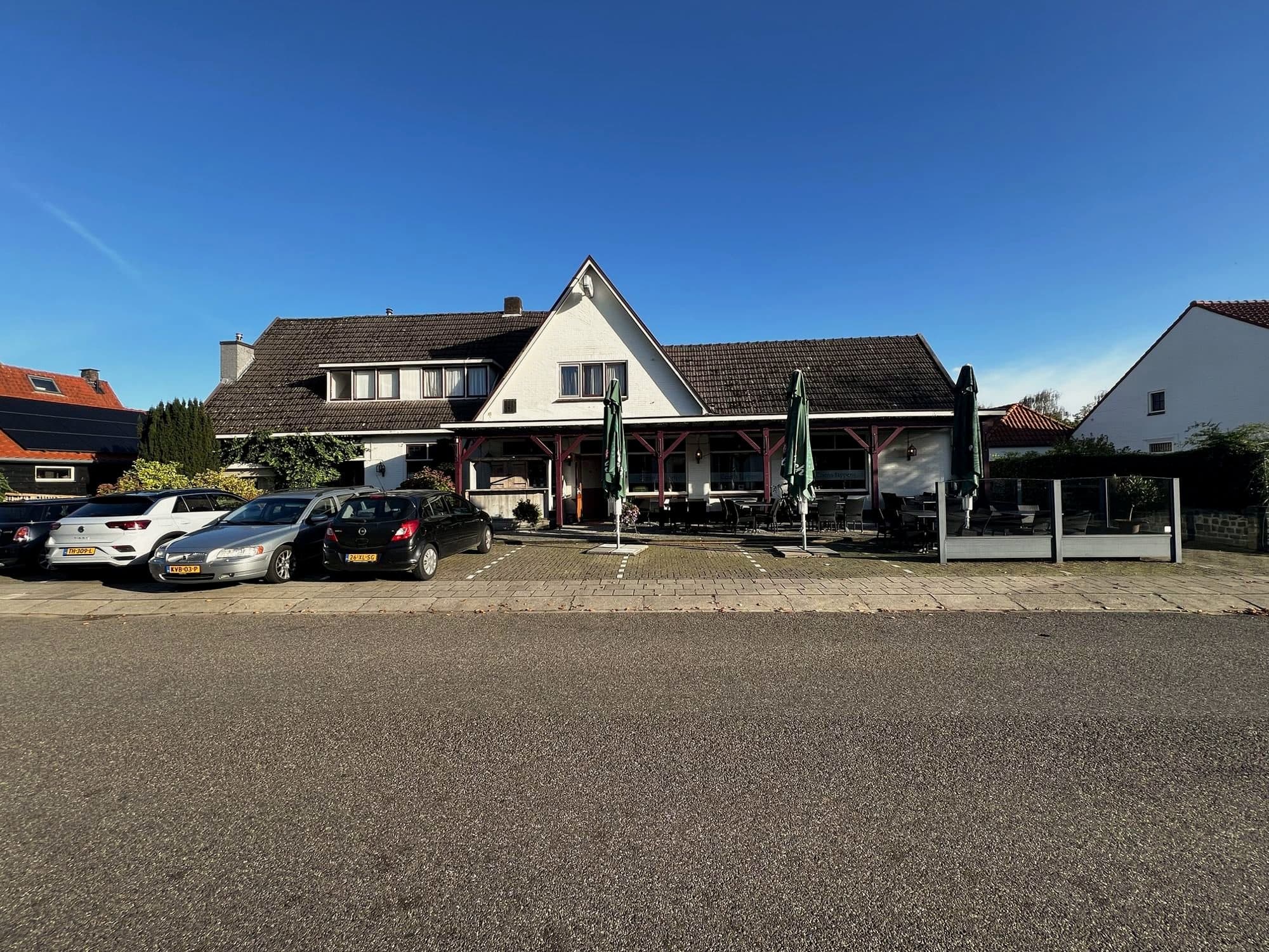 Coens Tapperij met terras en parkeerplaatsen voor de deur