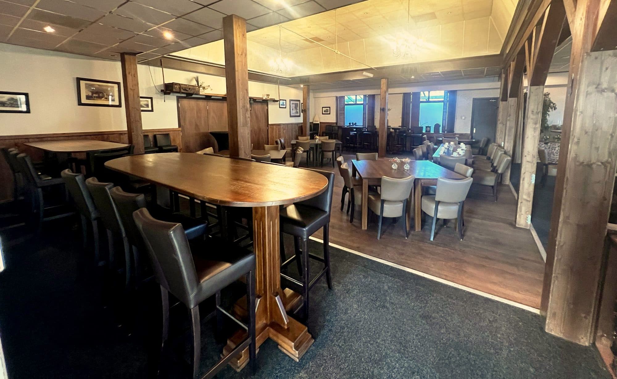 Statafels en tafels in de zaal