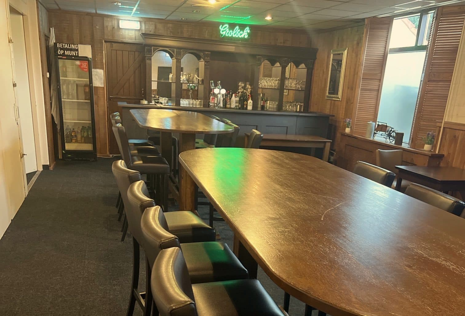 Coens Huiskamer, de kleine zaal met eigen bar en een lange tafel met barkrukken