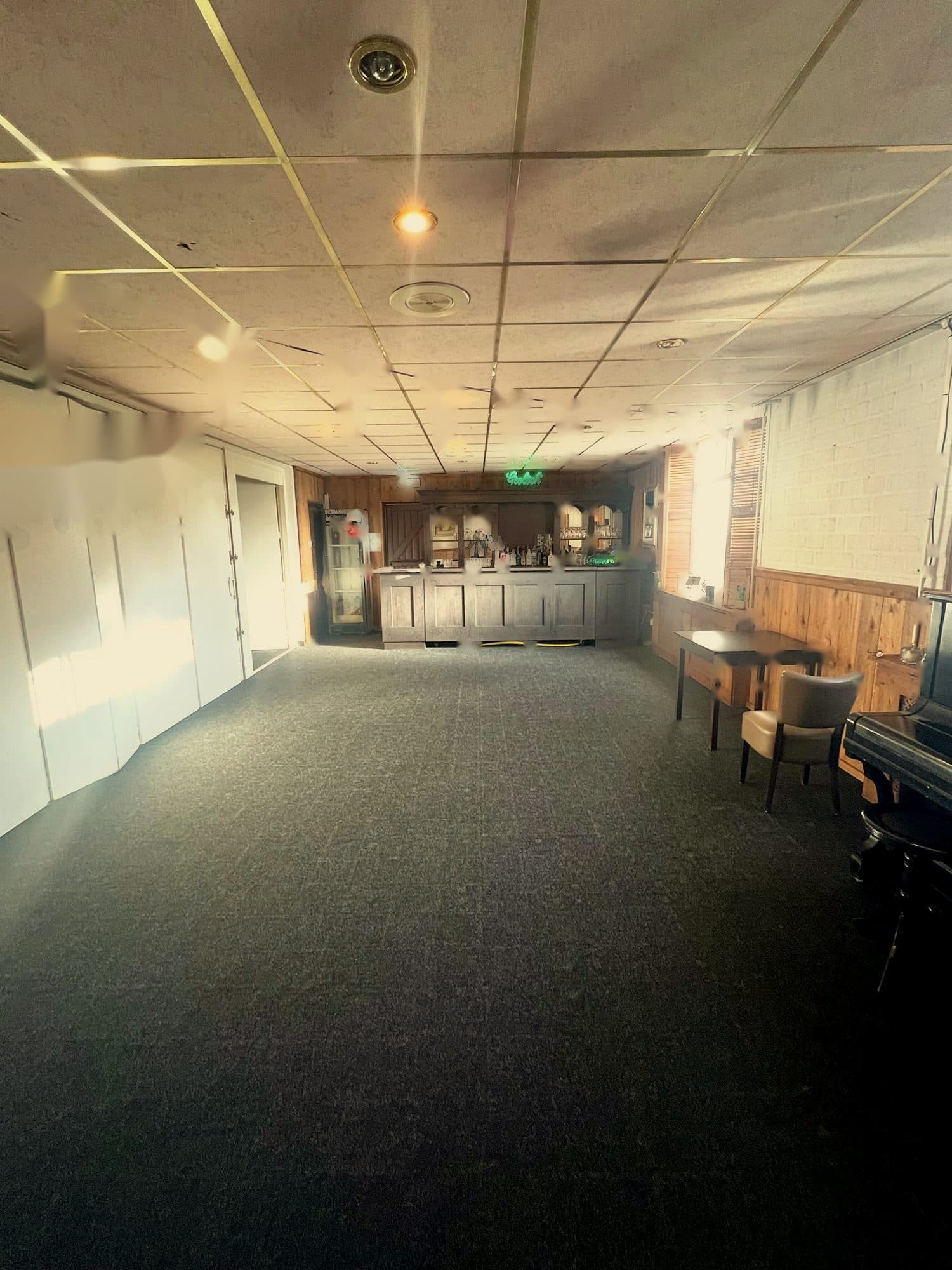 De kleine zaal met eigen bar