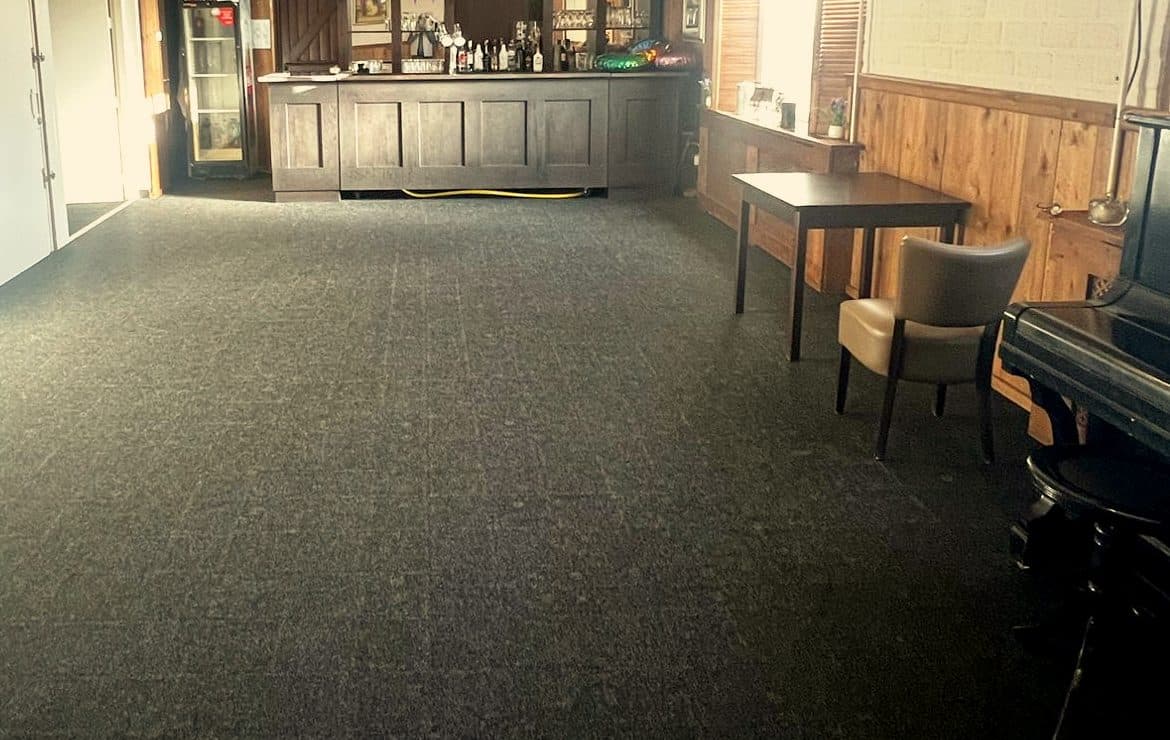 De kleine zaal met eigen bar