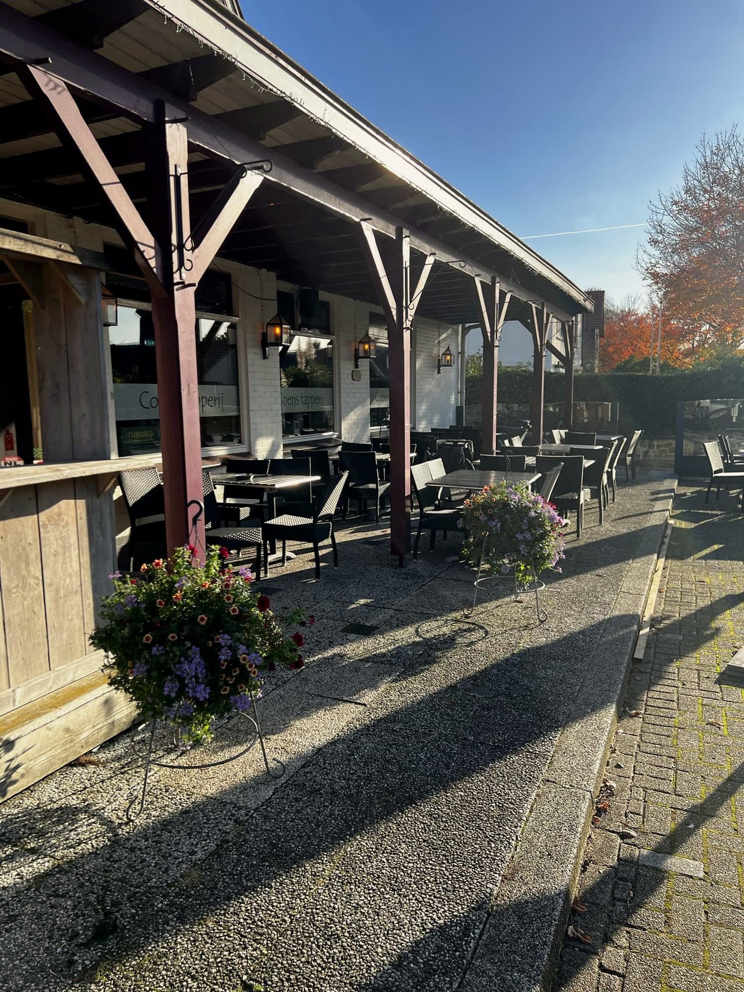 Het overdekte terras van Coens Tapperij